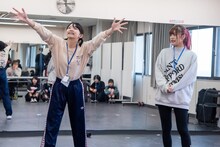 キラ・メイ（WAgg）、ナオ・オブ・ナオ（豆柴の大群）によるショートコントの様子。