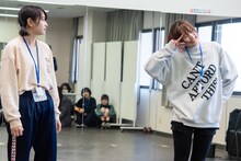 キラ・メイ（WAgg）と、ピースサインをするナオ・オブ・ナオ（豆柴の大群）。