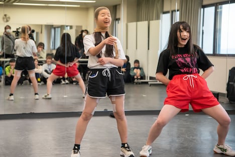 パンストを被ったサアヤイト（WAgg）、サンシャイン池崎ポーズを取る月ノウサギ（GANG PARADE）。