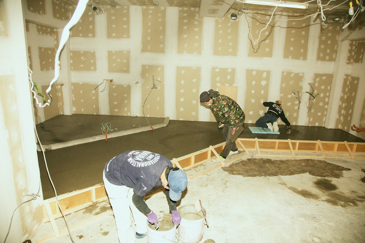 ステージ側からみたフロア。フロアに段差を作るため工事が進められている。写真左にはバーカウンター、右にはPAブースが設置される。