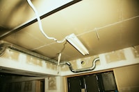 天井。吸音工事が施されたのち、照明や音響機器などが取り付けられる。