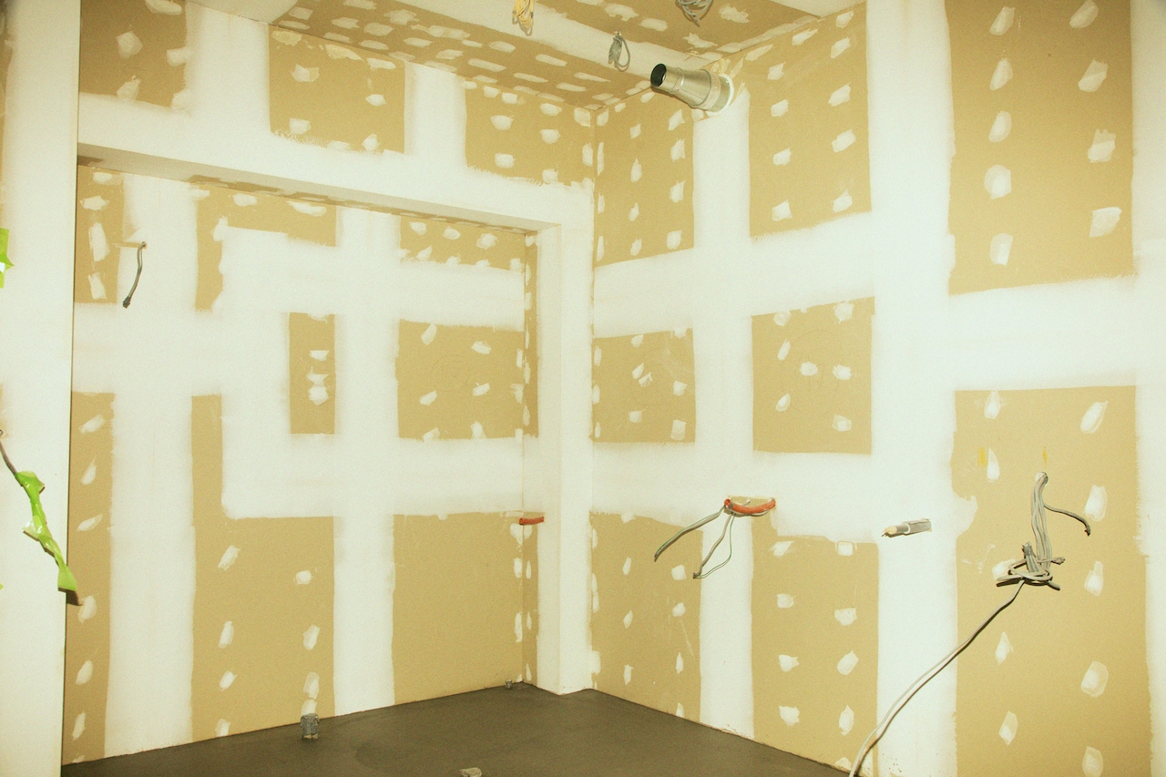 下地処理が施されたLIVE HAUS店内の壁。