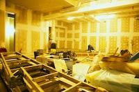 ステージ側から見たLIVE HAUSの店内の様子。壁の表面を滑らかかつ平らにするための下地処理も終了し、塗装をする準備が整えられていた。なおLIVE HAUSのキャパシティは150人を想定していたが、これらの工事が進む中で120人に変更された。