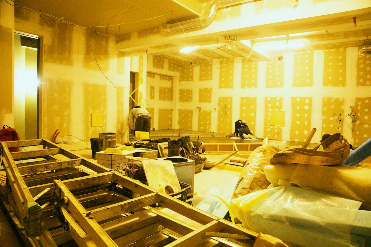 ステージ側から見たLIVE HAUSの店内の様子。壁の表面を滑らかかつ平らにするための下地処理も終了し、塗装をする準備が整えられていた。なおLIVE HAUSのキャパシティは150人を想定していたが、これらの工事が進む中で120人に変更された。