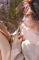 秋元真夏（乃木坂46）2nd写真集「しあわせにしたい」より。（撮影：倉本GORI）