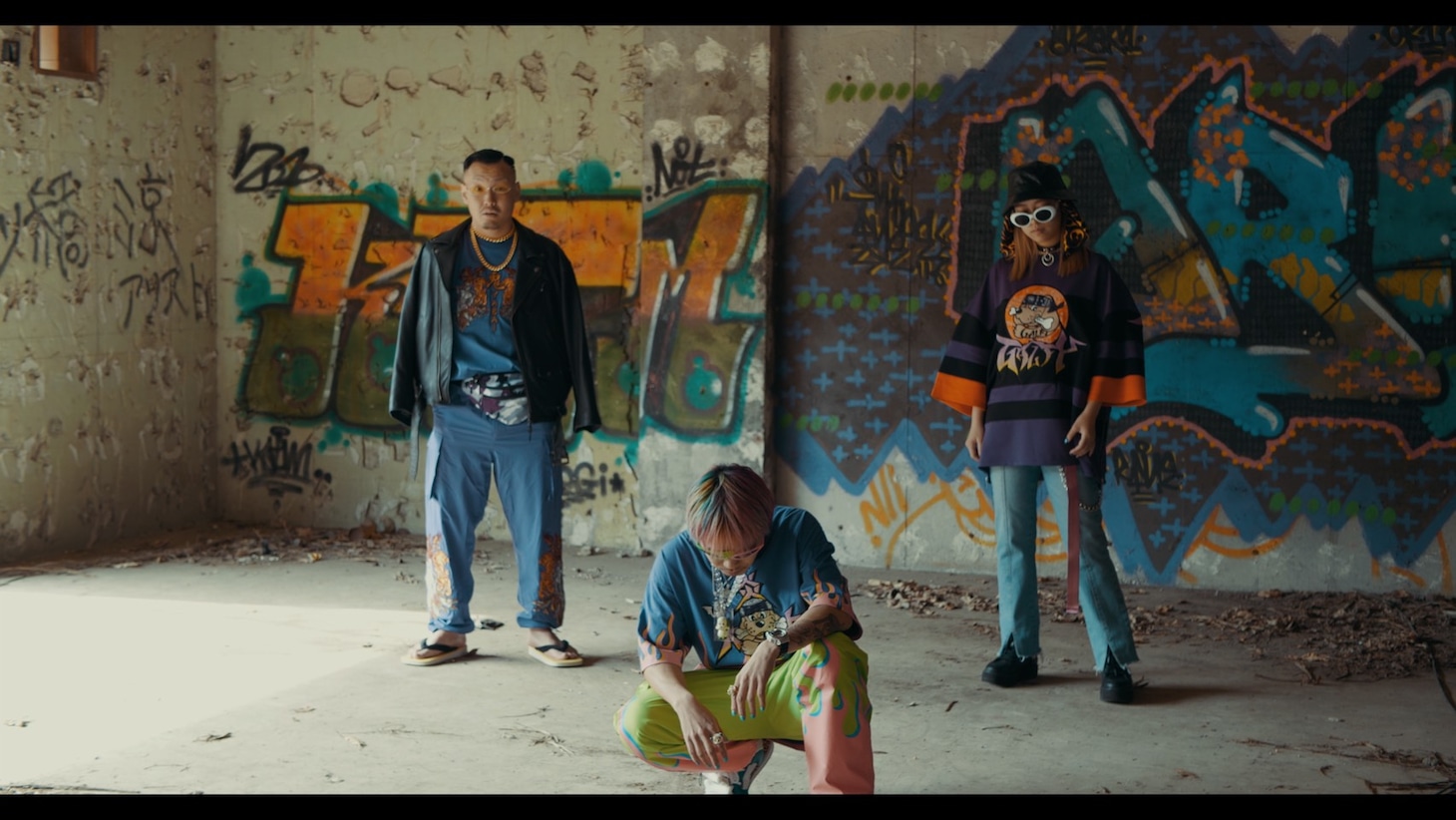 PizzaLove「GALFY2 ft. 輪入道, Neon Nonthana」ミュージックビデオより。