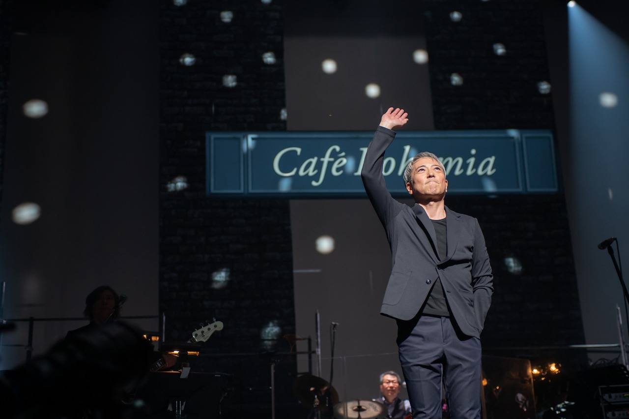 WOWOWライブ「新日本製薬 presents SONGS & FRIENDS 佐野元春『Cafe Bohemia』」のワンシーン。（写真：アライテツヤ）
