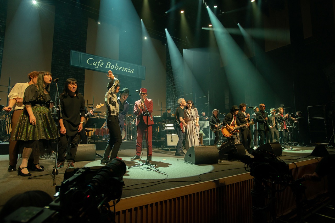 WOWOWライブ「新日本製薬 presents SONGS & FRIENDS 佐野元春『Cafe Bohemia』」のワンシーン。（写真：アライテツヤ）