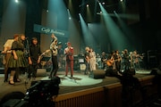 WOWOWライブ「新日本製薬 presents SONGS & FRIENDS 佐野元春『Cafe Bohemia』」のワンシーン。(写真:アライテツヤ)