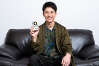 「サッポロ生ビール黒ラベル」を持つ妻夫木聡。