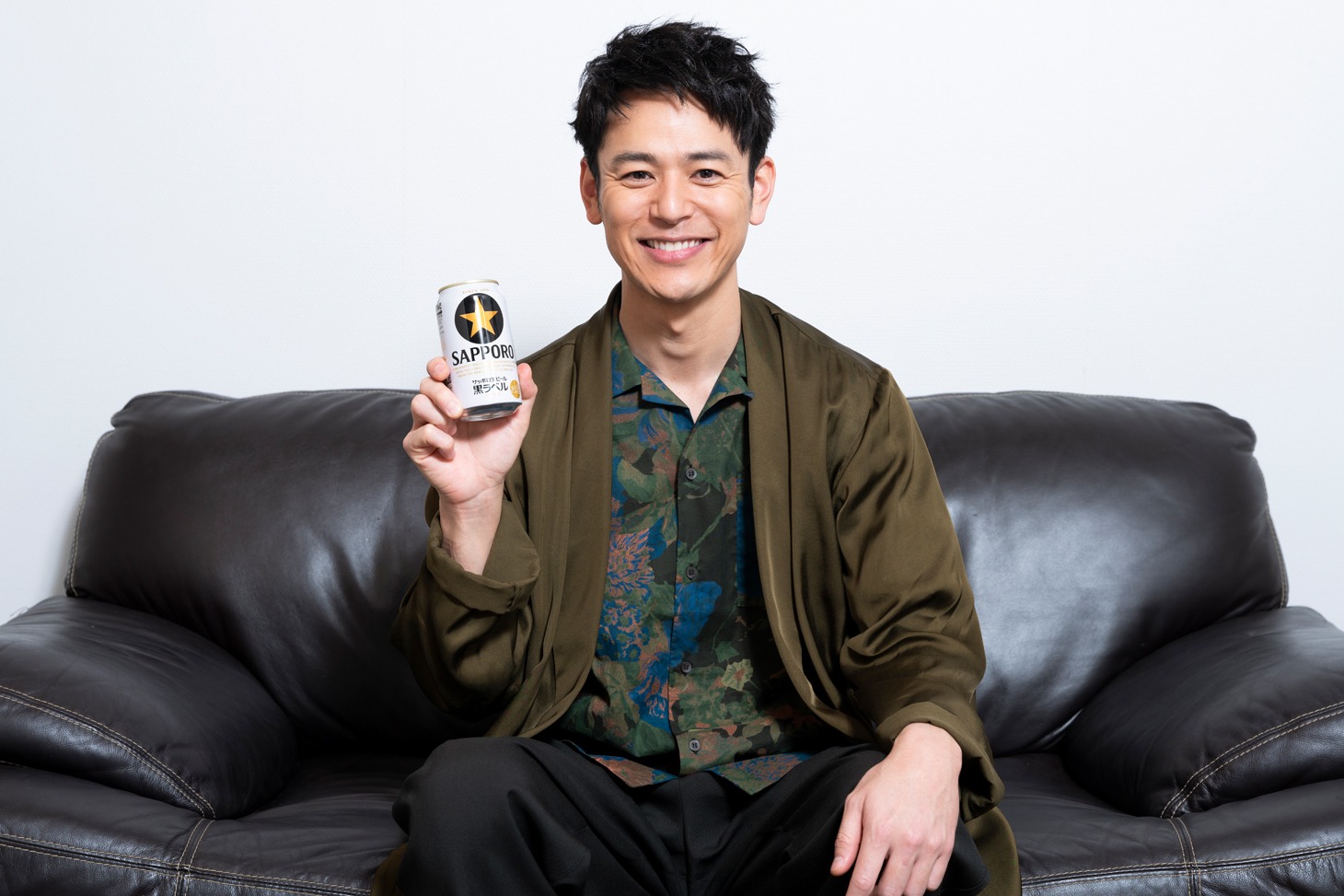 「サッポロ生ビール黒ラベル」を持って笑う妻夫木聡。