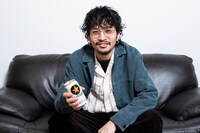 「サッポロ生ビール黒ラベル」を持つ常田大希。