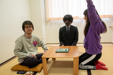 渡辺淳之介とモンスターアイドルのリバーシ対決の様子。