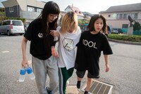 セントチヒロ・チッチ（BiSH）を支えるユイ・ガ・ドクソン（GANG PARADE）、トギー（BiS）。