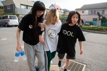 セントチヒロ・チッチ（BiSH）を支えるユイ・ガ・ドクソン（GANG PARADE）、トギー（BiS）。