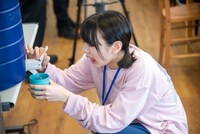 水分補給するキラ・メイ（WAgg）。