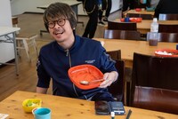 デスソース入りハヤシライスを完食した渡辺淳之介（WACK）。