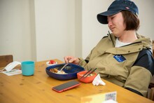 デスソース入りハヤシライスに悶えるWACK・小嶋マネージャー。