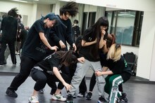 WACK現役メンバーによる「primal.」パフォーマンスの様子。