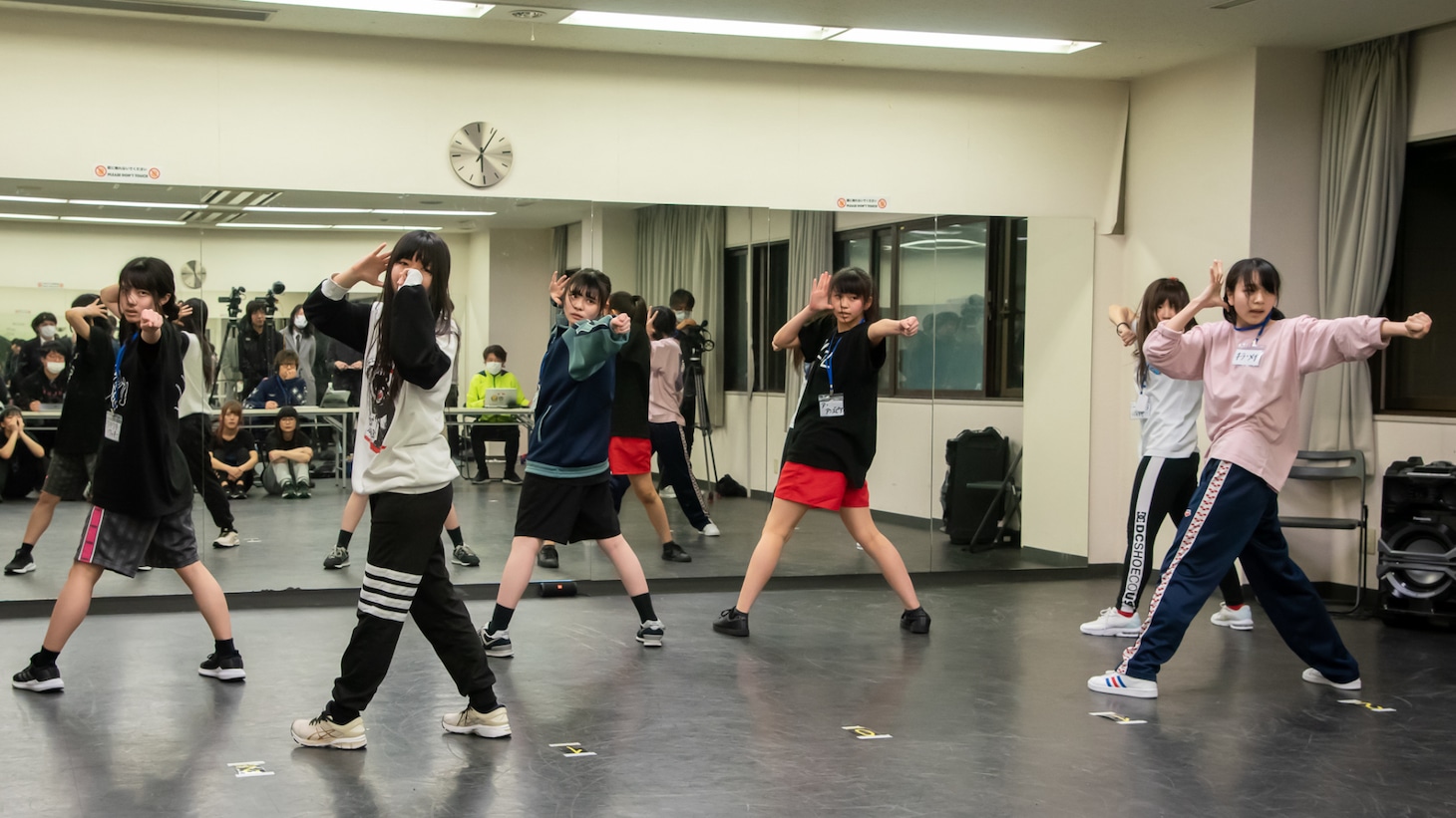 WAggと候補生による「primal.」パフォーマンスの様子。