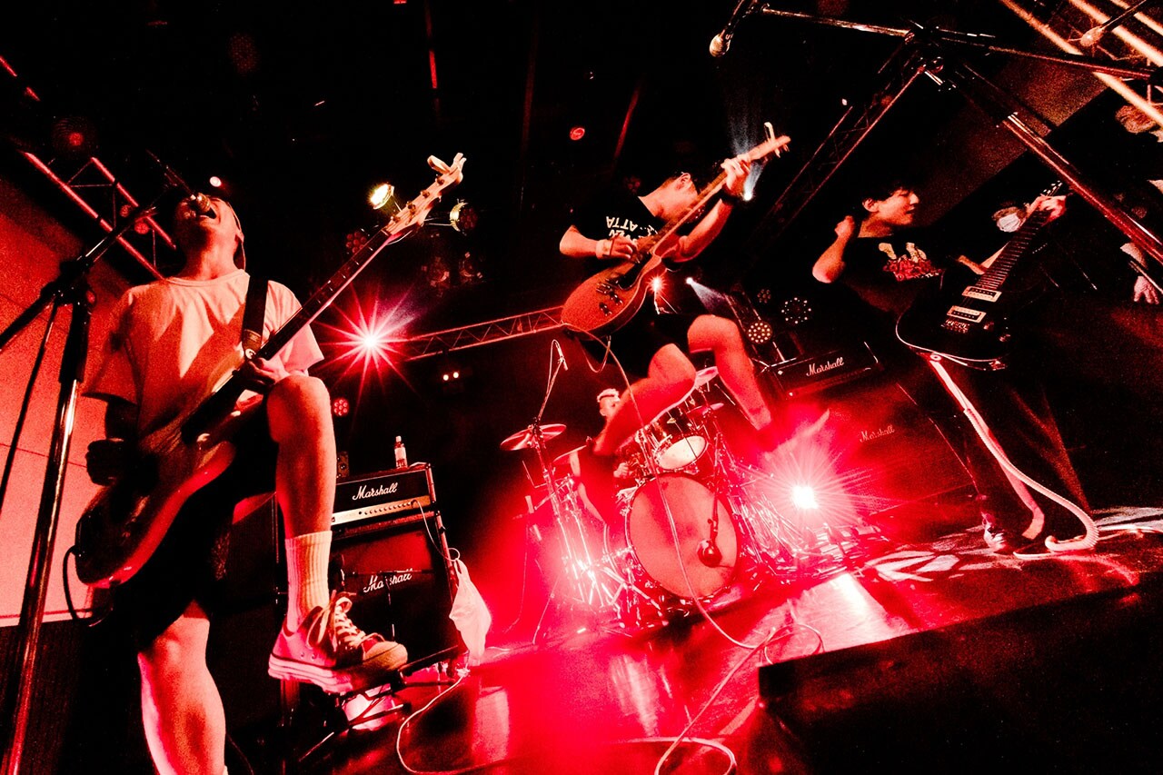 日高央率いるTHE STARBEMSが新曲リリース、“3密”避けたレコ発ライブ生配信