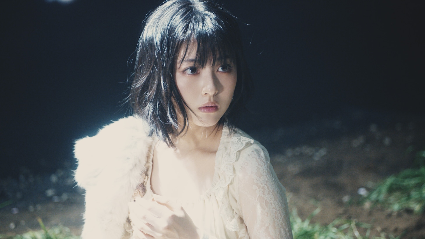 Aimer「春はゆく」MVのワンシーン。