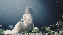 Aimer「春はゆく」MVのワンシーン。