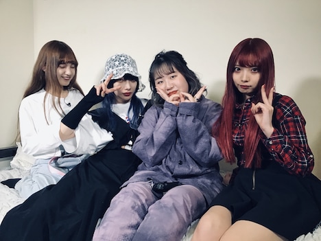 左から西井万理那、香椎かてぃ、そわんわん、藍染カレン。