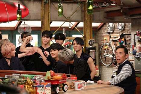 JO1が出演する「おかべろ」のワンシーン。(c)関西テレビ