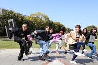 左から八木勇征、瀬口黎弥、田上真澄。後ろはダンス教室の生徒たち。（写真提供：鹿児島読売テレビ）