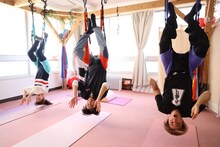 ピラティス教室で体幹トレーニングに挑戦する田上真澄、瀬口黎弥、八木勇征。（写真提供：鹿児島読売テレビ）