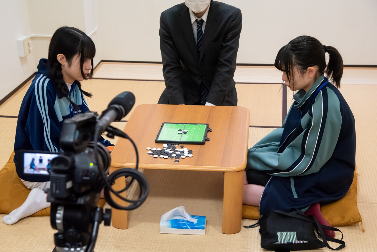 リバーシ対決を行うワキワキワッキー、インポッシブル・マイカ。