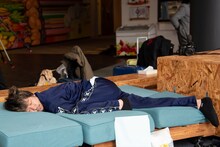 眠る渡辺淳之介。