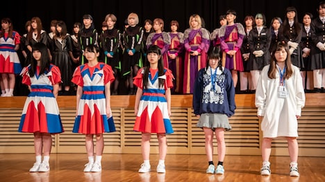 「WACK合同オーディション2020」最終審査を待つWAggメンバーと候補生。