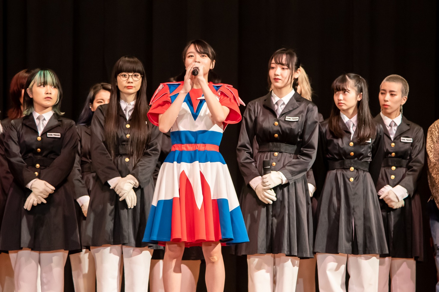 PARADISES加入が決まったキラ・メイ（中央）。