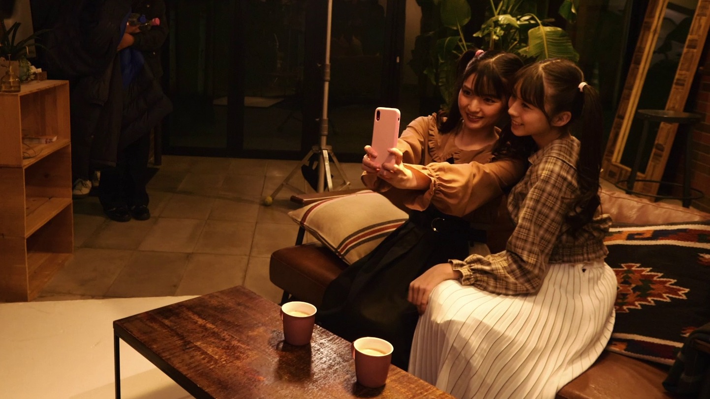 「いいスマホは、OCN モバイル ONE。」メイキング動画のワンシーン。