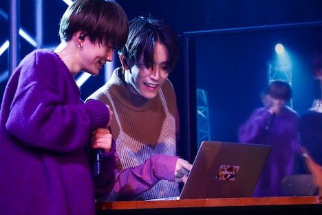 ホリックのコメントを読む小川史記（左）と島田翼（右）。（撮影：笹森健一）