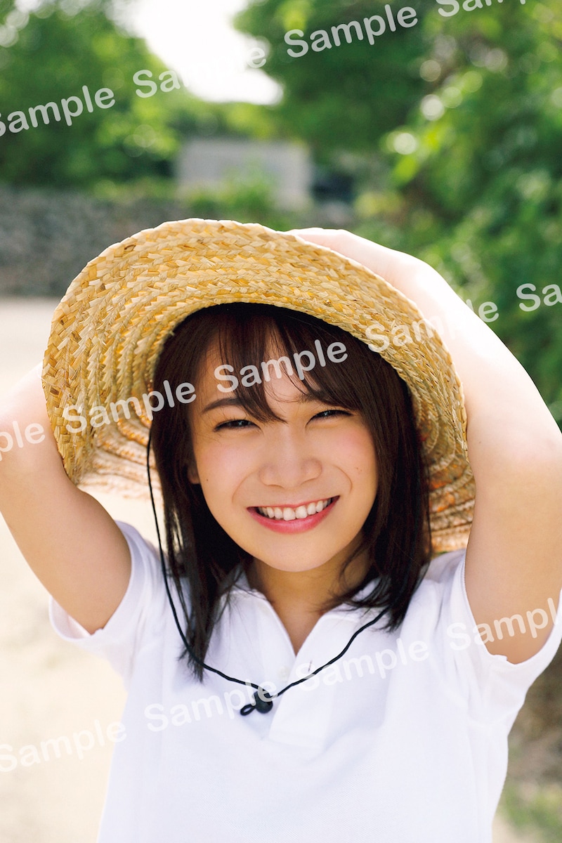 秋元真夏（乃木坂46）2nd写真集「しあわせにしたい」封入特典ポストカード（撮影：倉本GORI）