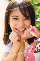 秋元真夏（乃木坂46）2nd写真集「しあわせにしたい」封入特典ポストカード（撮影：倉本GORI）