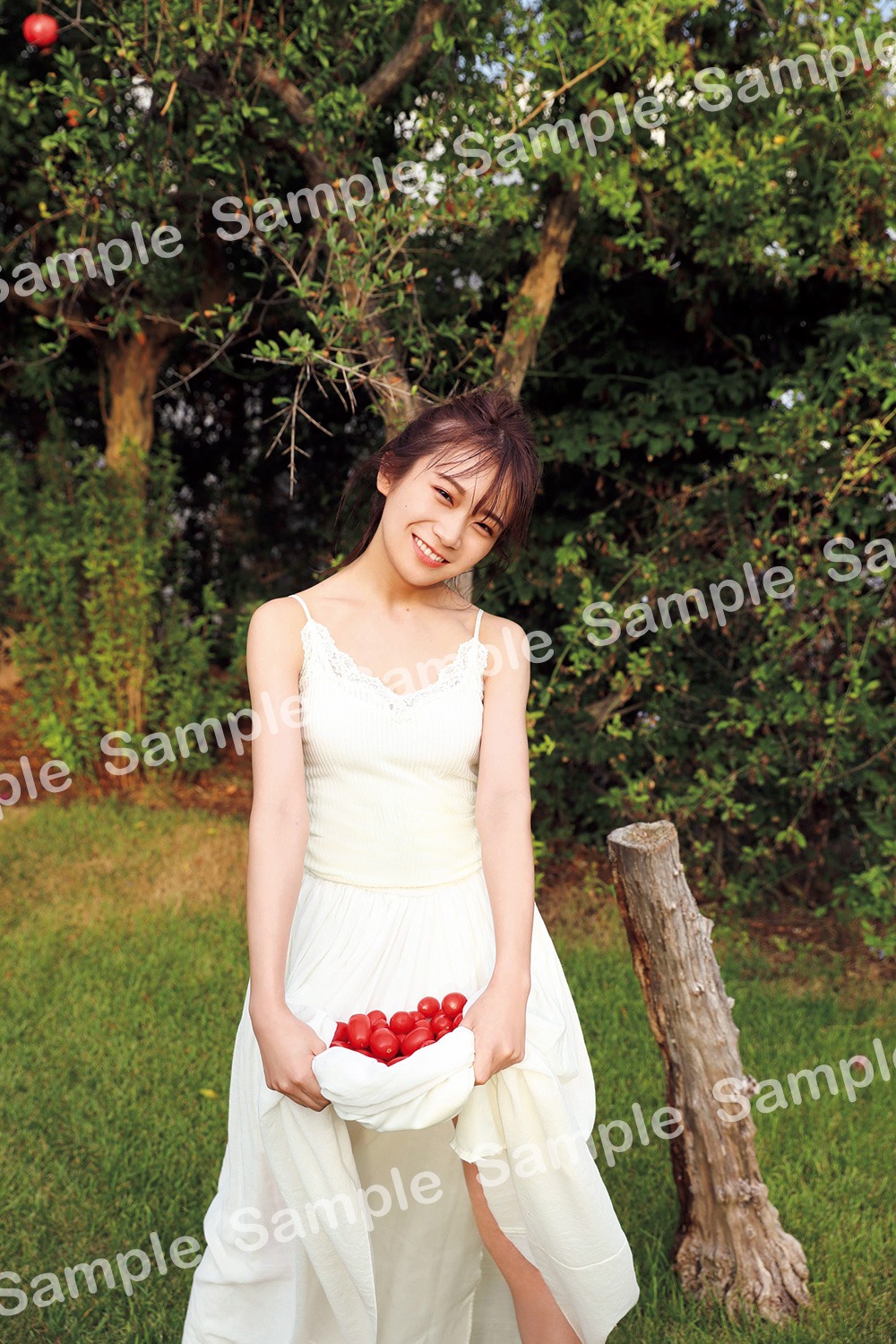 秋元真夏（乃木坂46）2nd写真集「しあわせにしたい」封入特典ポストカード（撮影：倉本GORI）