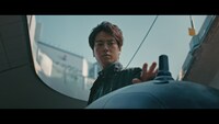 新CM「au 5Gその手に」編より。