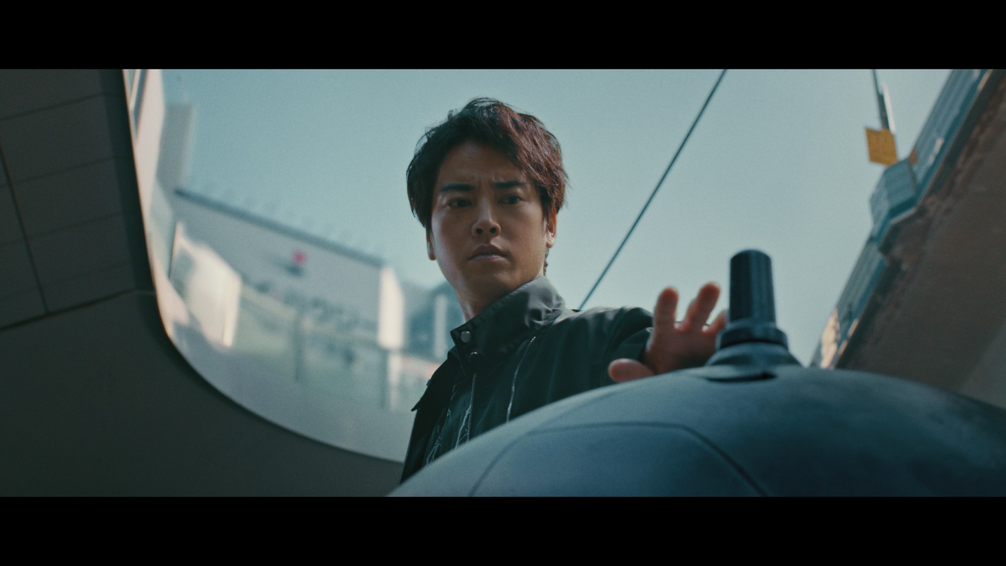 新CM「au 5Gその手に」編より。