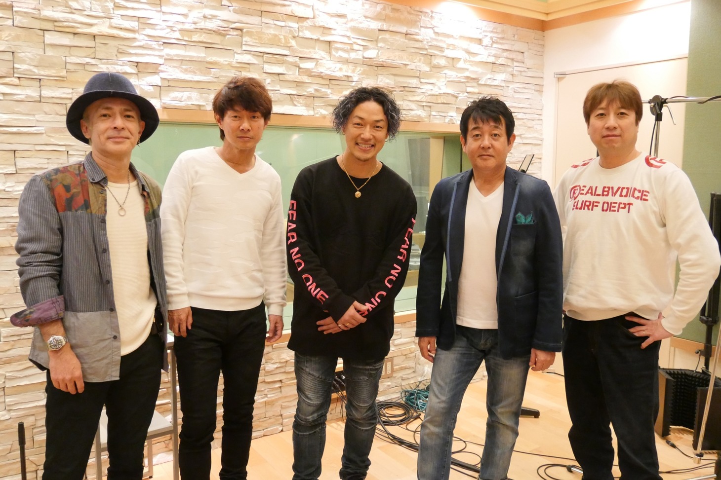 TUBEと寿君（中央）。