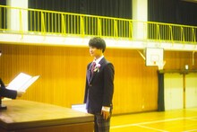 卒業証書を受ける田中雅功。（撮影：鈴木友莉）