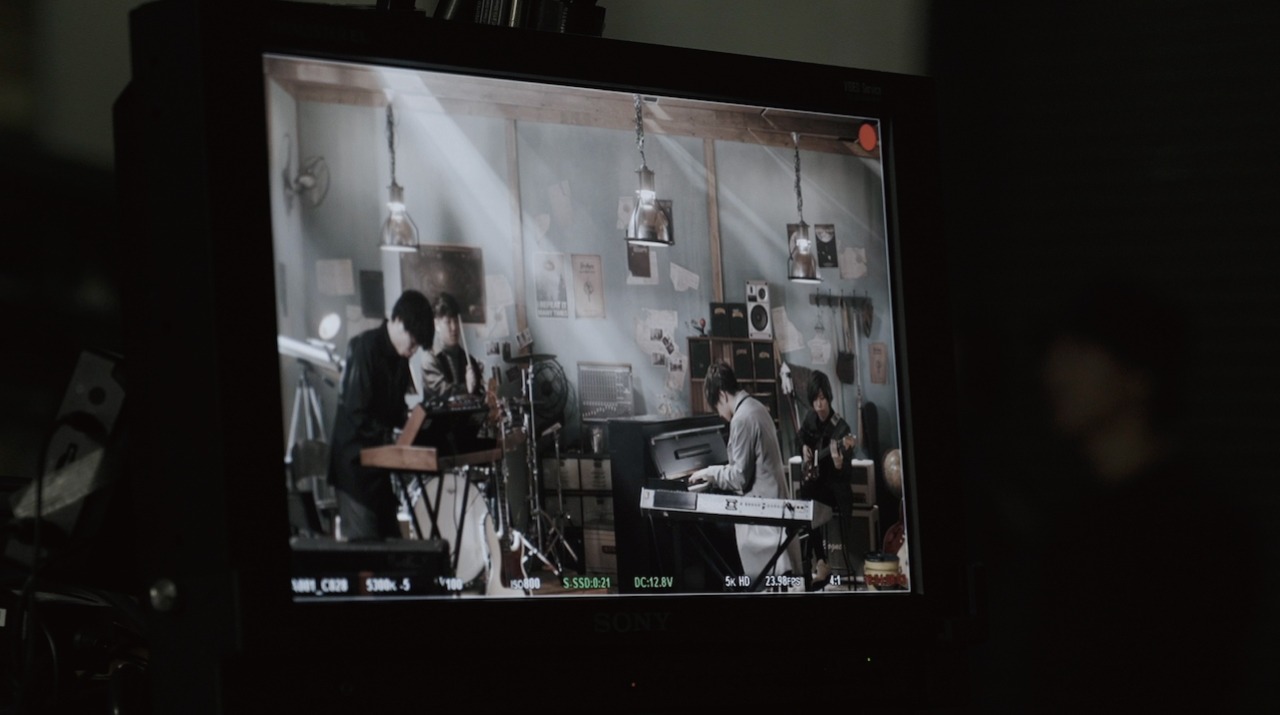 Official髭男dism「PUMP UP SHOWTIME by au」ミュージックビデオメイキング映像より。