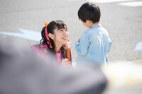 子役と撮影する小泉遥香。（撮影：佐々木康太）