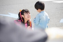 子役と撮影する小泉遥香。（撮影：佐々木康太）