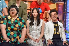 左から安藤なつ（メイプル超合金）、新川優愛、具志堅用高。