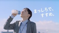 「カルピスウォーター」新CM「春のドキドキ編」のワンシーン。