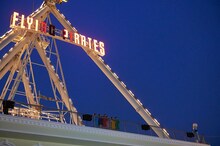 フライングパイレーツの前で叫ぶ超ときめき▽宣伝部。